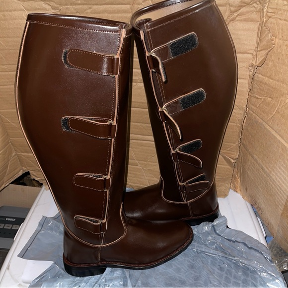 Means size 10 leather Jedi/gladiator/mid-evil boots